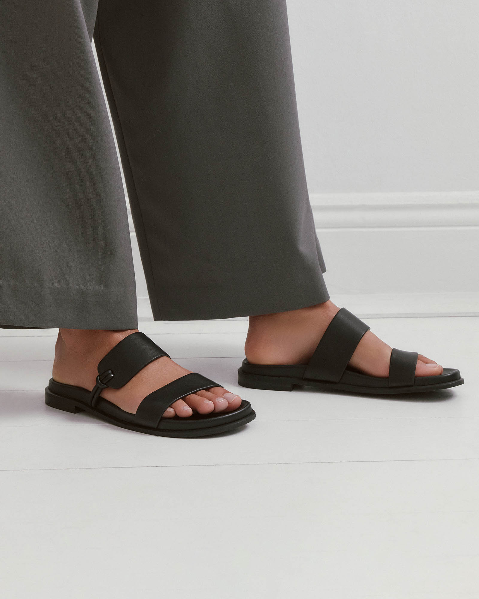 HAYES FLAT SANDALS BLACK LEATHER - Image 2